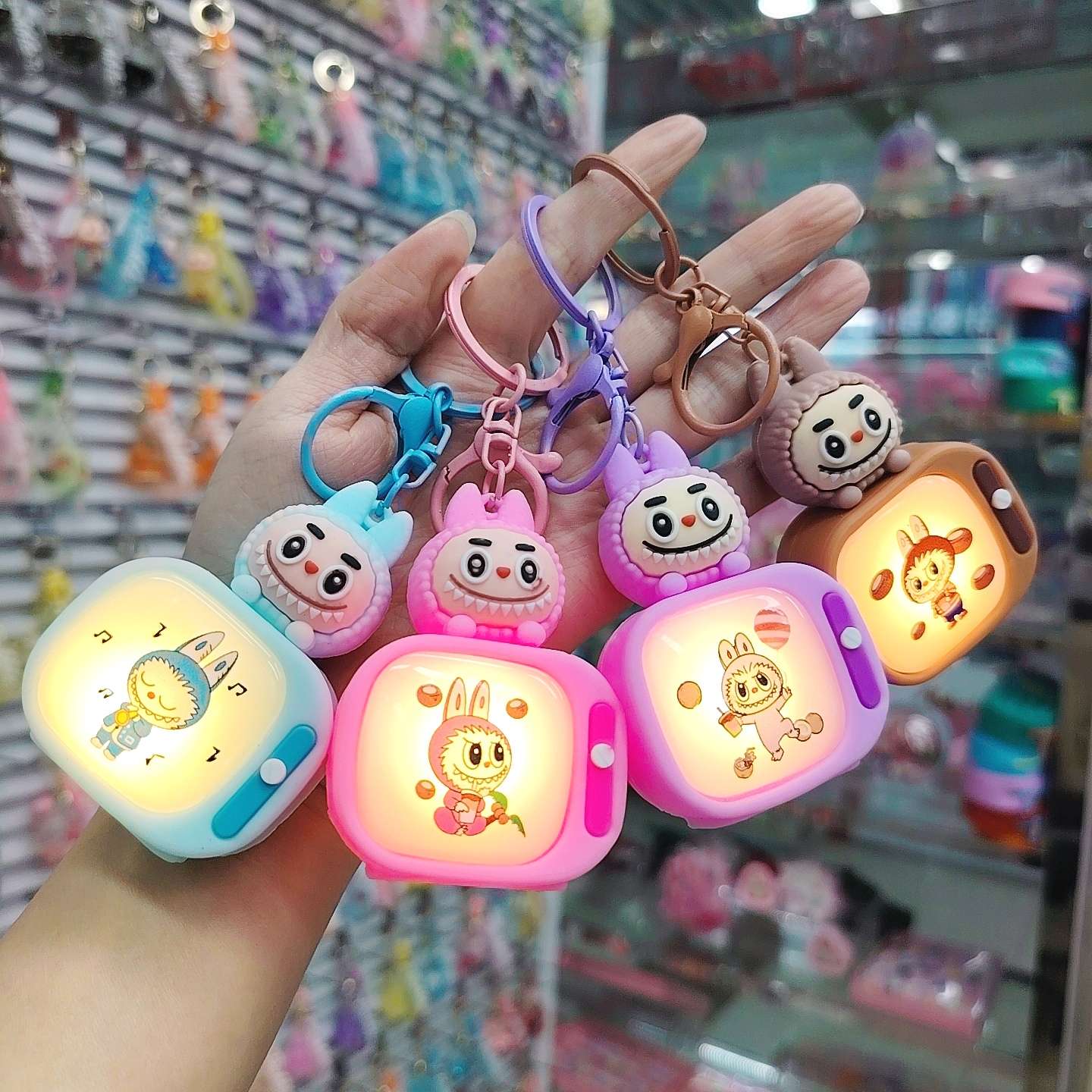 新款卡皮巴拉亮灯电视机钥匙扣水豚君书包礼品娃娃们小挂饰批发