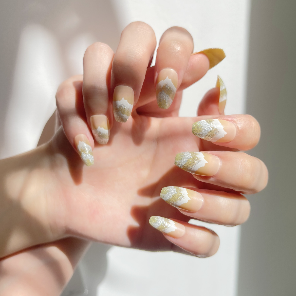 24 PCS PRESS ON NAIL TIPS COFFIN SHAPE WHITE WAVES WITH GOLD GLITTER EFFECT details Picture