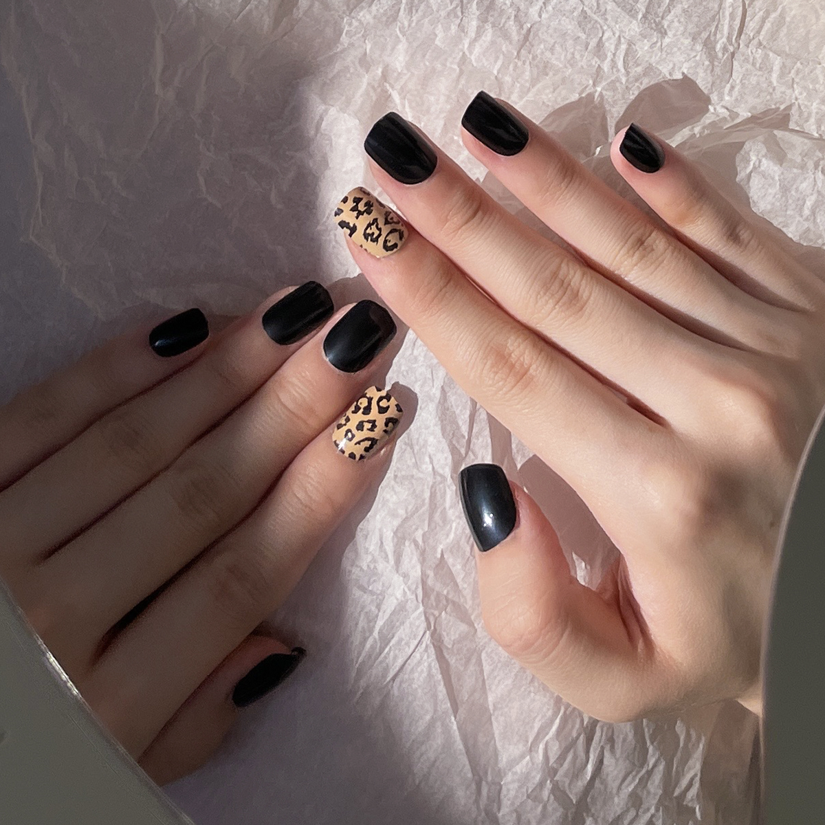 24 PCS PRESS ON NAIL TIPS ROUND SHAPE BLACK BASE COLOR LEOPARD PRINT  full figure