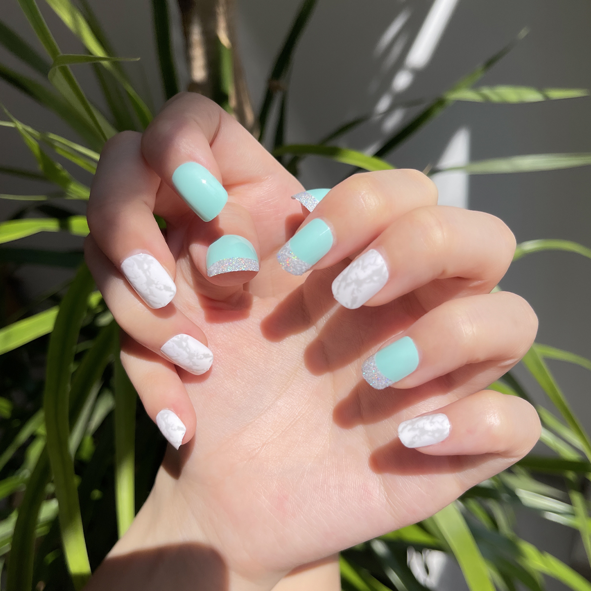 24 PCS PRESS ON NAIL TIPS ROUND SHAPE MINT GREEN WITH SLIVERY GLITTER Application Scenario