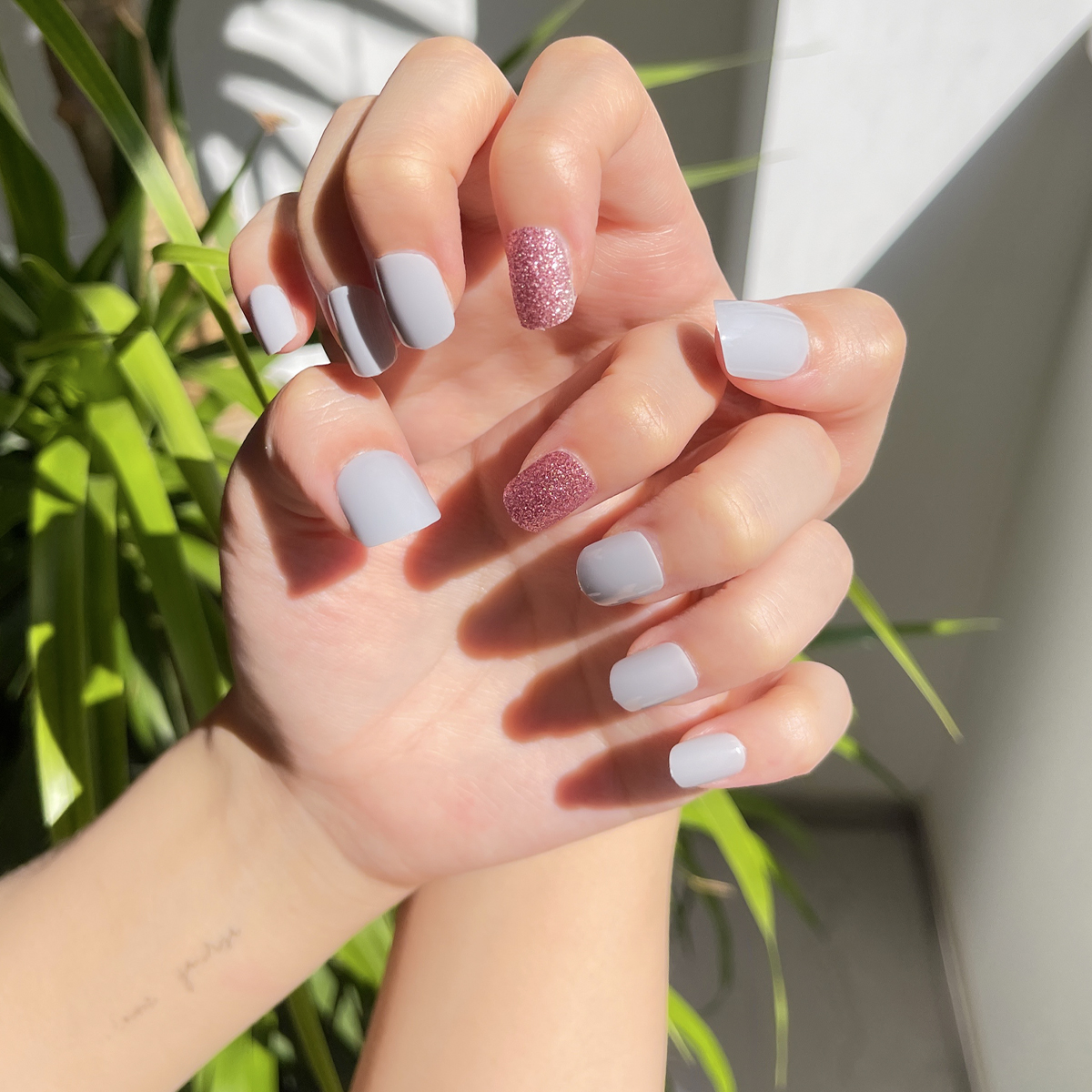 24 PCS PRESS ON NAIL TIPS ROUND SHAPE BLUE AND PINK GLITTER details Picture