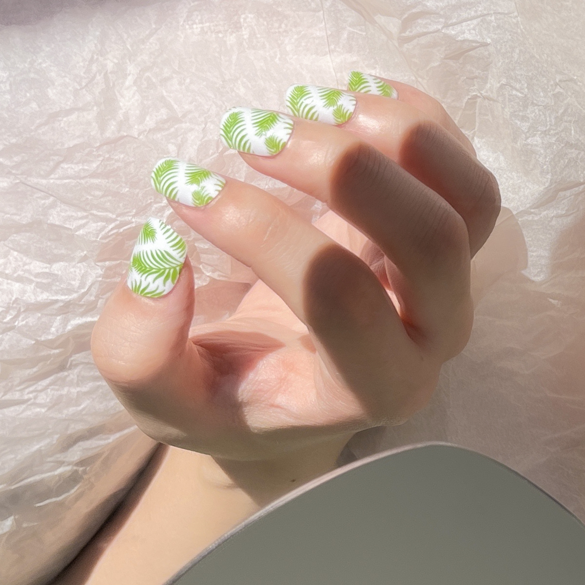 24 PCS PRESS ON NAIL TIPS ROUND SHAPE WHITE BASE COLOR GREEN LEAVES full figure