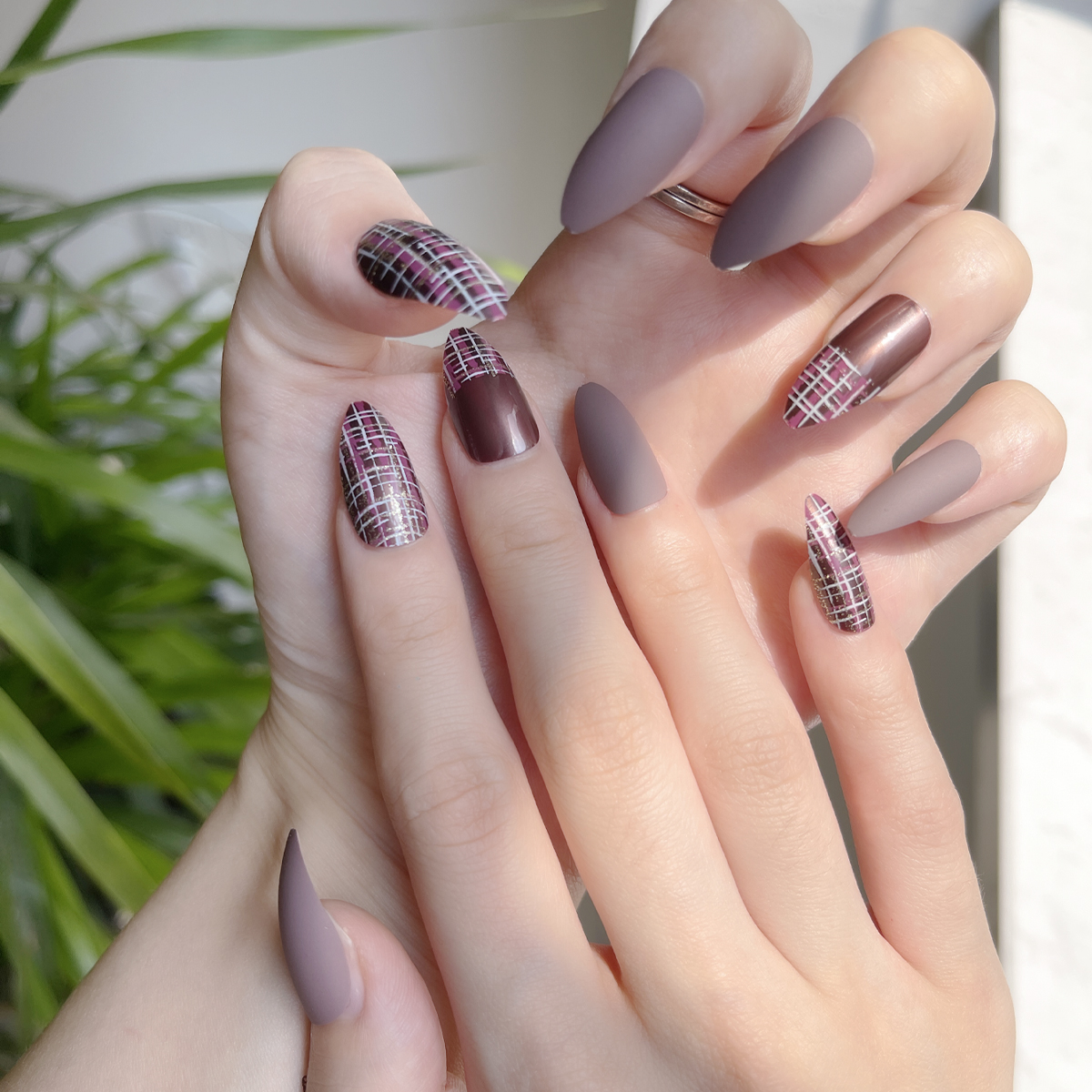24 PCS PRESS ON NAIL TIPS STILETTO SHAPE GRID PATTERN WITH MATTE full figure