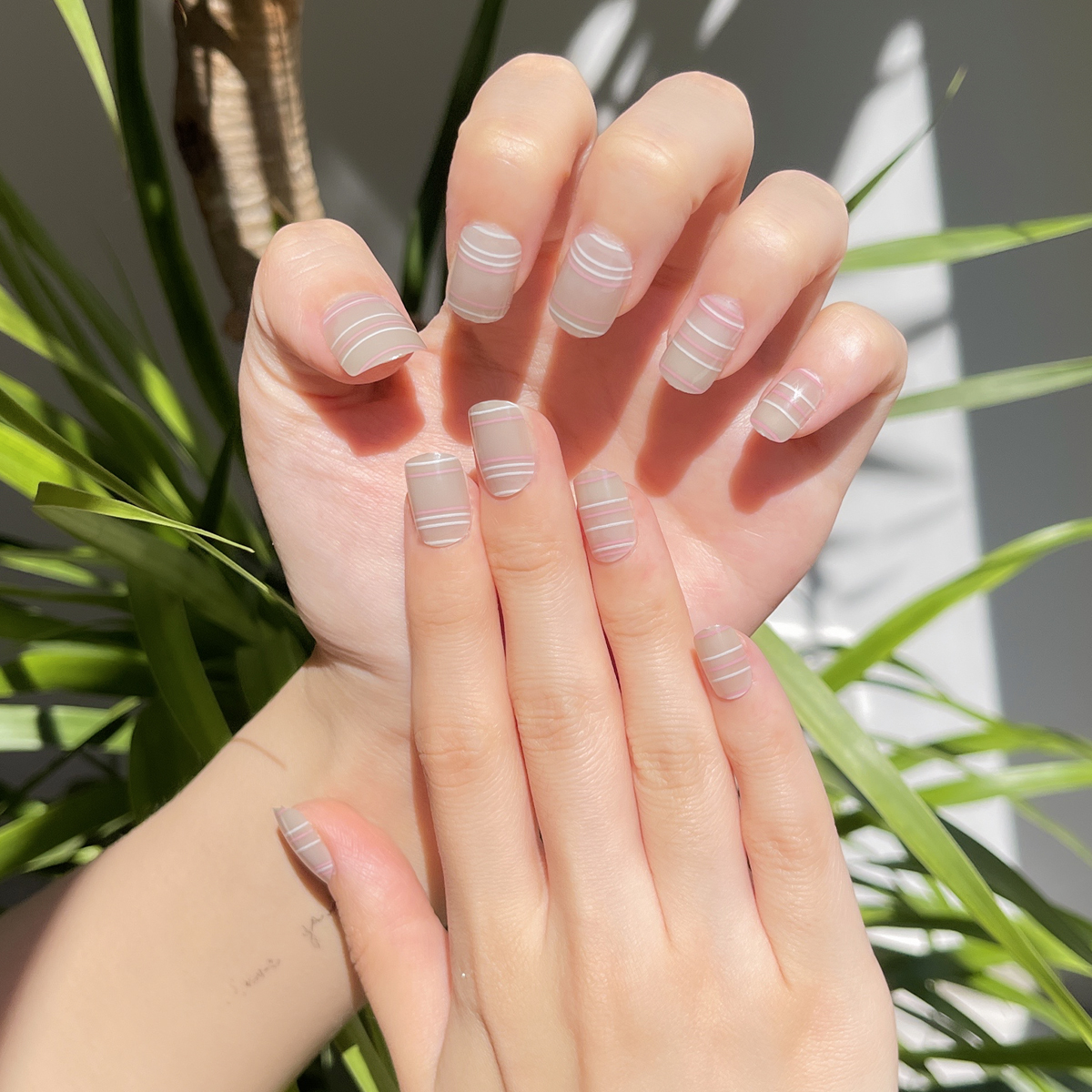 24 PCS PRESS ON NAIL TIPS ROUND SHAPE NUDE BASE COLOR DUSTY PINK LINES Application Scenario