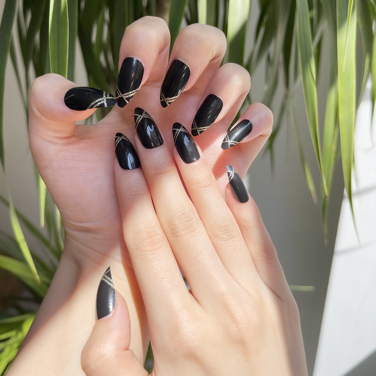 24 PCS PRESS ON NAIL TIPS STILETTO SHAPE BLACK BASE COLOR WITH GOLD GLITTER Application Scenario