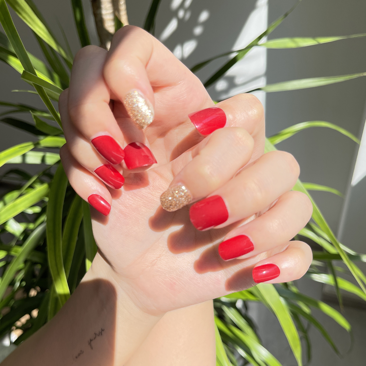 24 PCS PRESS ON NAIL TIPS ROUND SHAPE RED COLOR WITH GOLD GLITTER details Picture
