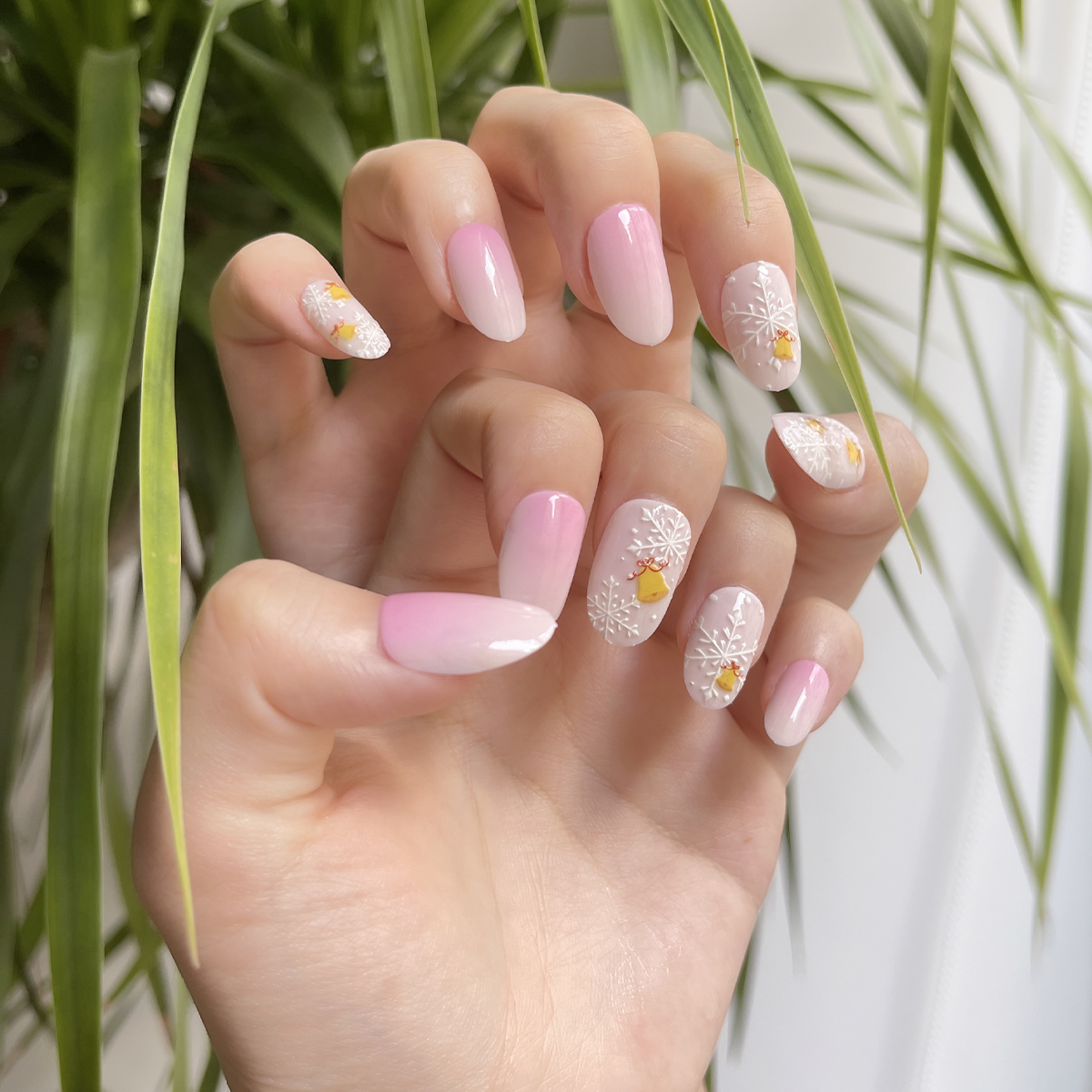 24 PCS PRESS ON NAIL TIPS OVAL SHAPE SNOWFLAKES AND BELLS PATTERN full figure