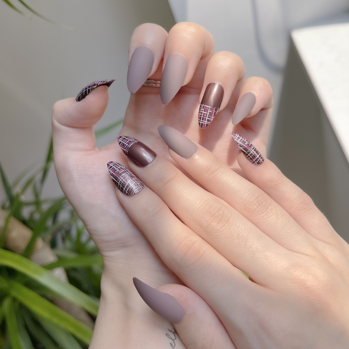 24 PCS PRESS ON NAIL TIPS STILETTO SHAPE GRID PATTERN WITH MATTE details Picture
