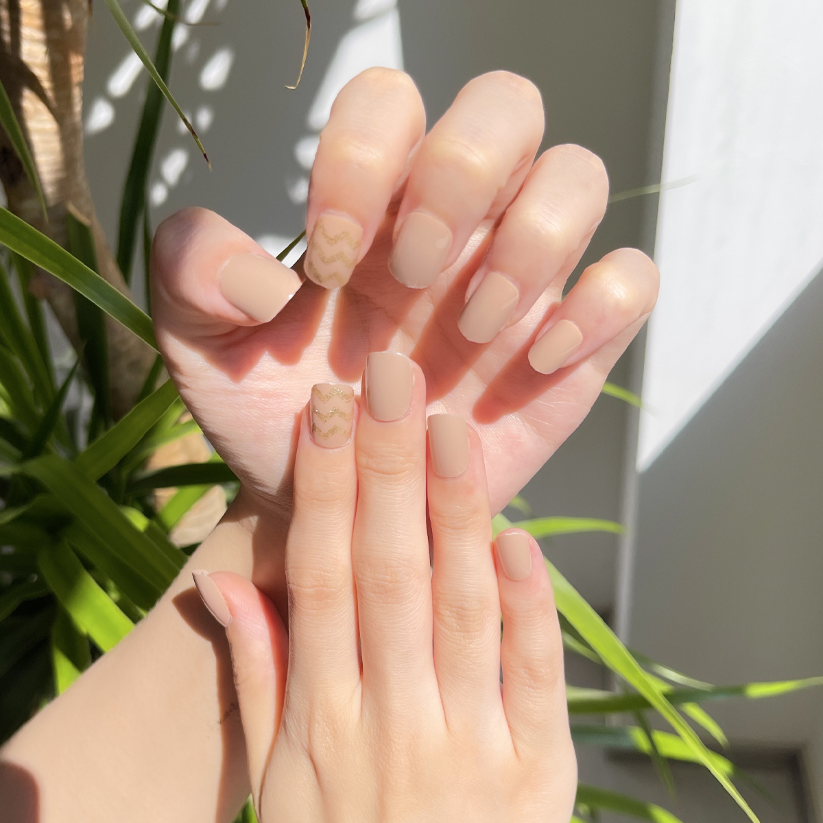 24 PCS PRESS ON NAIL TIPS ROUND SHAPE MILK TEA COLOR WITH GOLD GLITTER details Picture