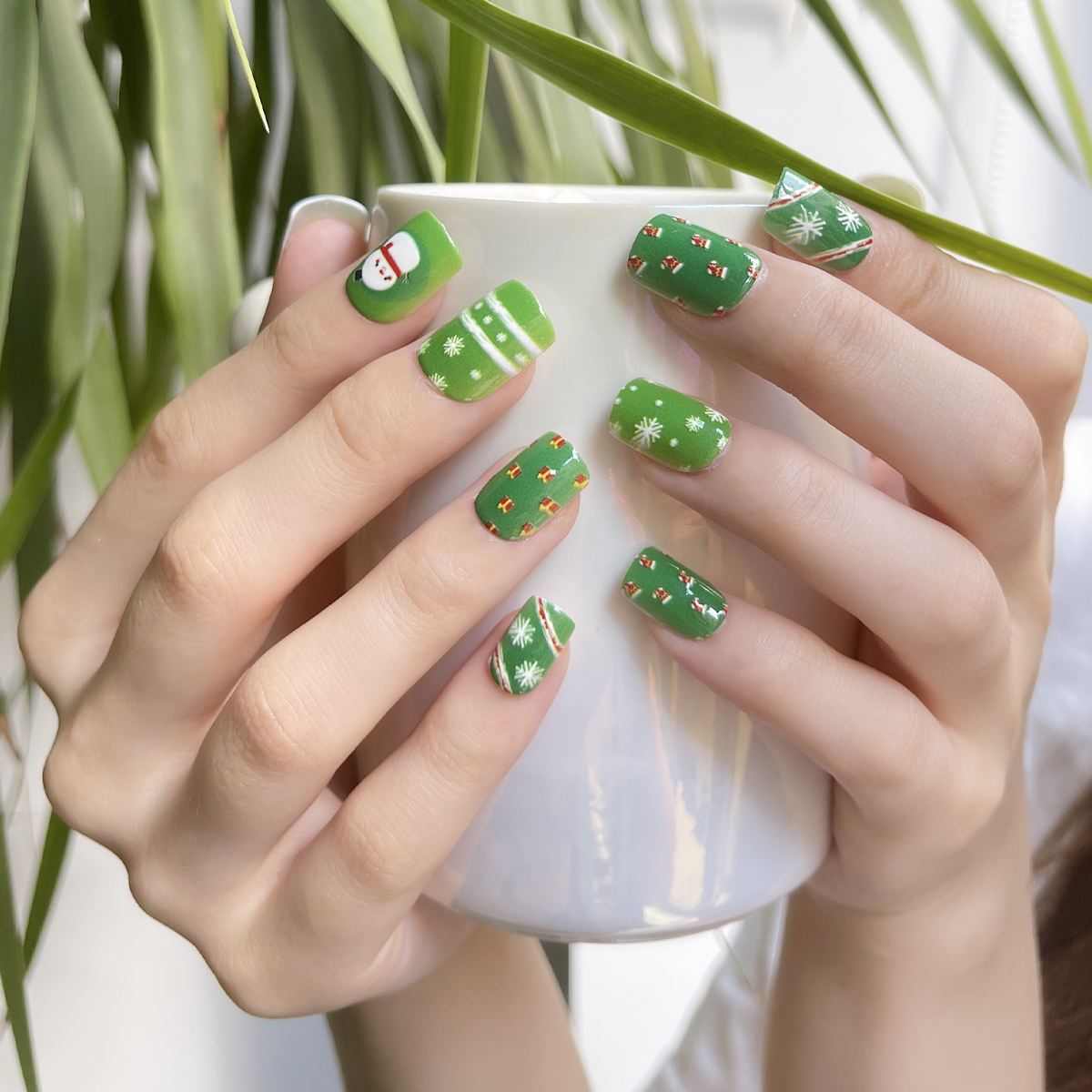 24 PCS PRESS ON NAIL TIPS SQUARE SHAPE GREEN BASE COLOR SNOWMAN PATTERN full figure