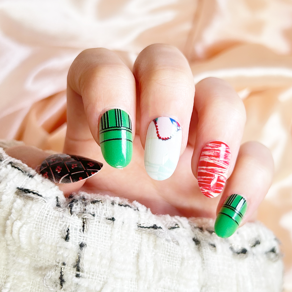 24 PCS PRESS ON NAIL TIPS OVAL SHAPE GREEN RED BLACK AND WHITE COLOR full figure