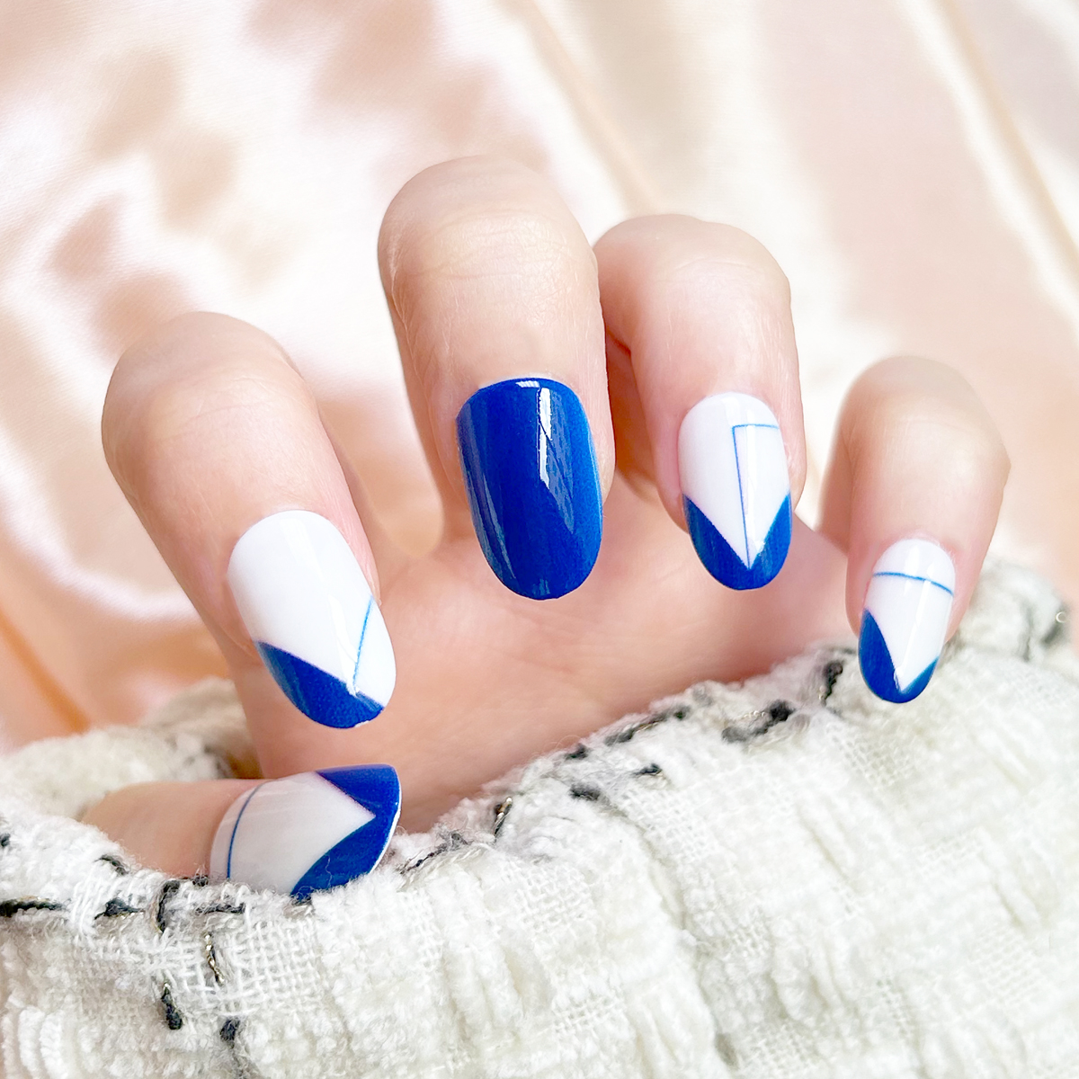 24 PCS PRESS ON NAIL TIPS OVAL SHAPE BLUE AND WHITE COLOR Specification drawing