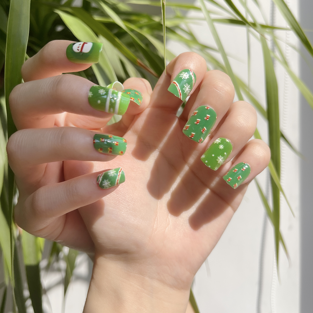 24 PCS PRESS ON NAIL TIPS SQUARE SHAPE GREEN BASE COLOR SNOWMAN PATTERN details Picture