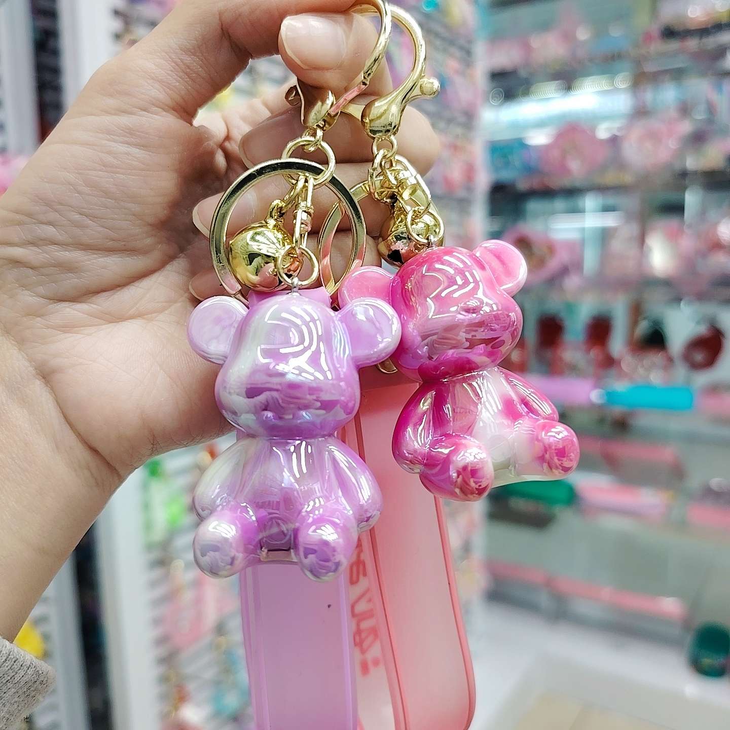 创意卡通电镀坐姿暴力熊钥匙扣潮流汽车包包幻彩小熊钥匙链挂饰批发