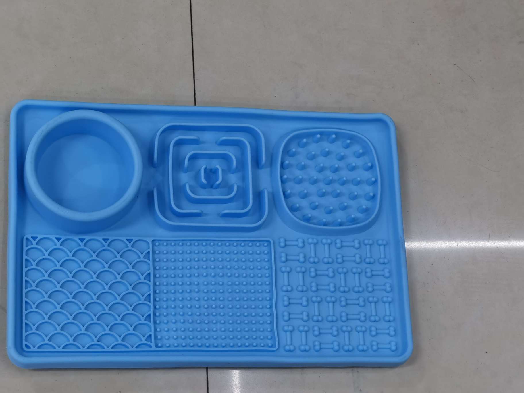 热销食品级宠物食具狗狗硅胶吸盘餐盘无异味缓食餐具多功能慢食垫 宠物护理垫宠物尿垫宠物尿片宠物垫白底实物图