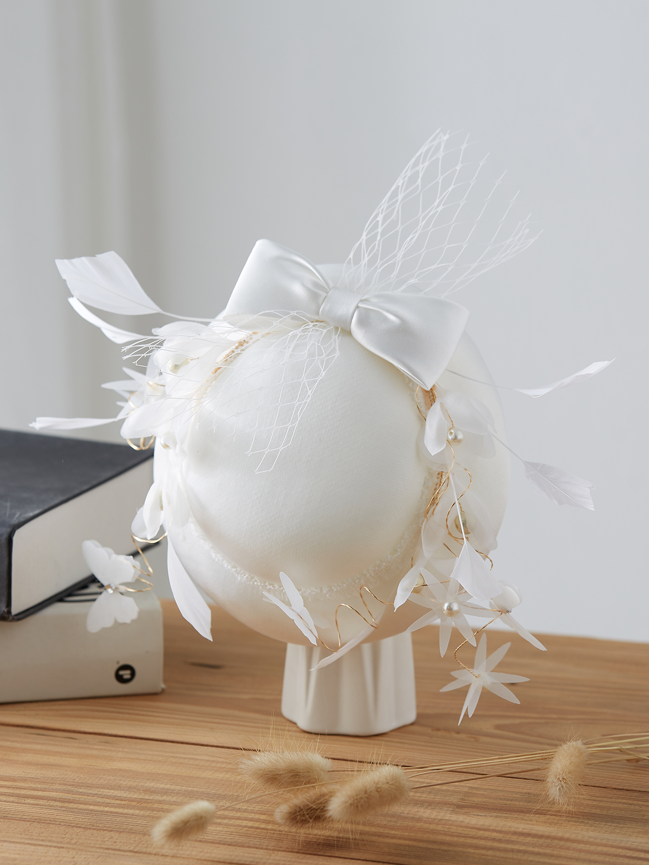 Cross-border best-selling bride's evening dress with flowers, single-ended bride's top hat headwear, factory stock wholesale. The small top hat is very photochromatic and has a very good texture. Cultural and creative dot jade ancient costume hair accessories details Picture