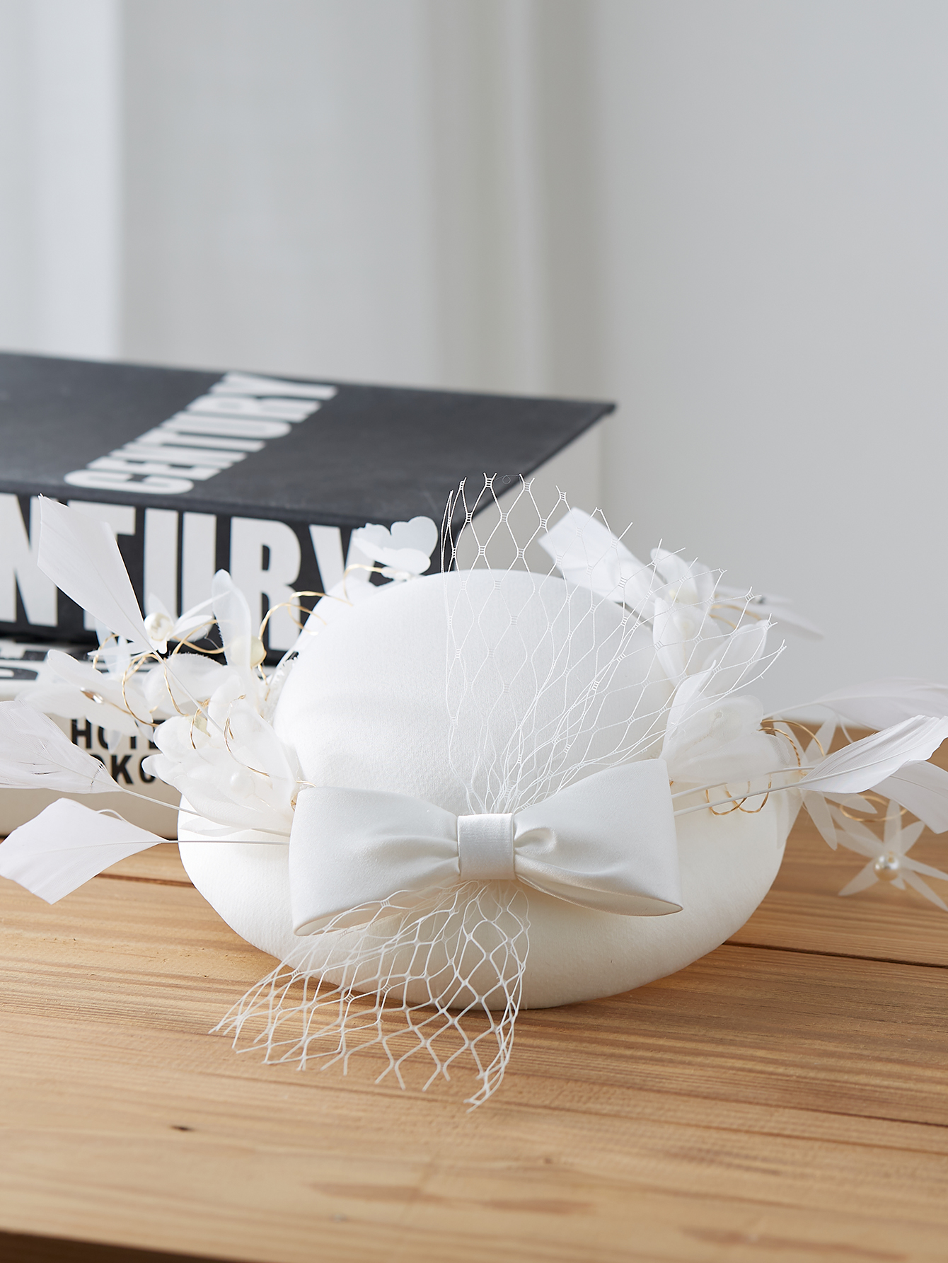 Cross-border best-selling bride's evening dress with flowers, single-ended bride's top hat headwear, factory stock wholesale. The small top hat is very photochromatic and has a very good texture. Cultural and creative dot jade ancient costume hair accessories Application Scenario