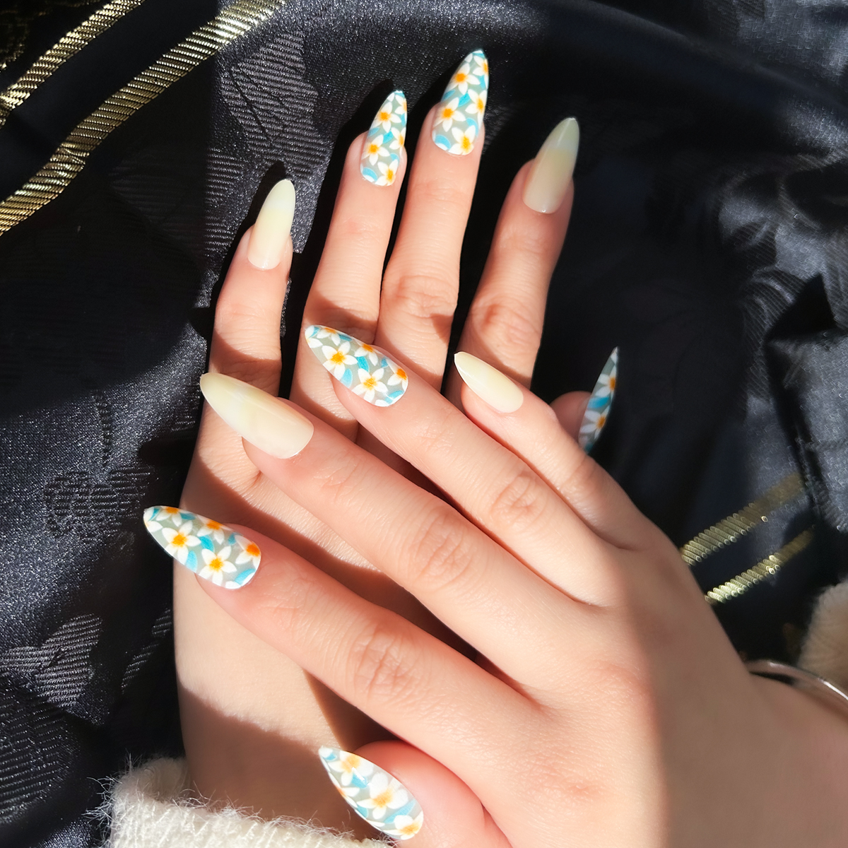 24 PCS PRESS ON NAIL TIPS ALMOND SHAPE WHITE FLOWER WITH BLUE LEAVES PATTERN Specification drawing