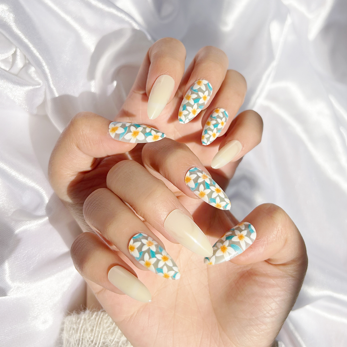24 PCS PRESS ON NAIL TIPS ALMOND SHAPE WHITE FLOWER WITH BLUE LEAVES PATTERN Application Scenario