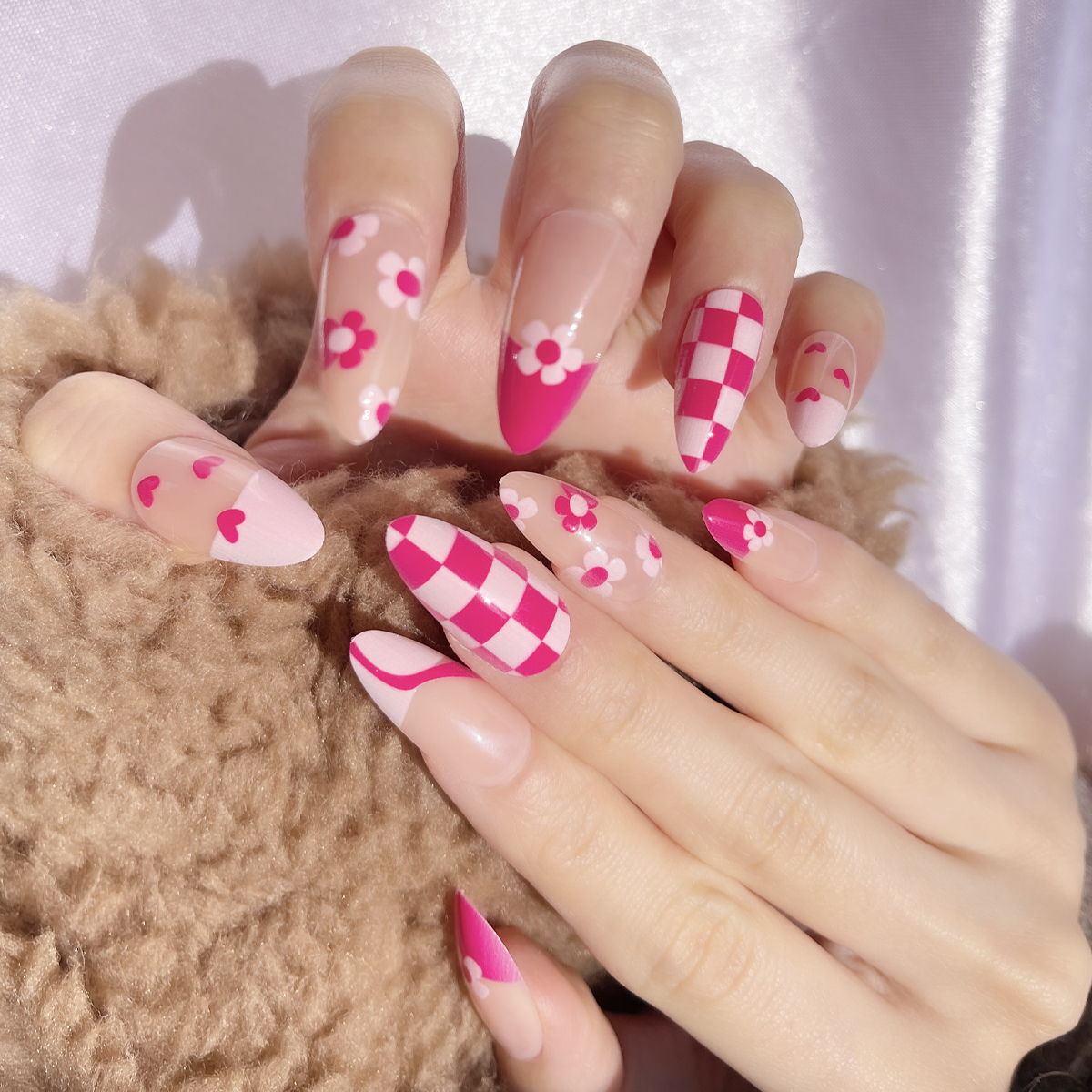 24 PCS PRESS ON NAIL TIPS ALMOND SHAPE PINK AND WHITE COLOR FLOWER PATTERN Application Scenario