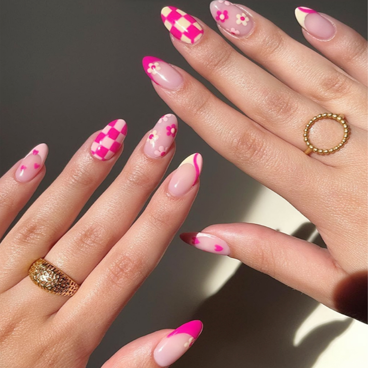 24 PCS PRESS ON NAIL TIPS ALMOND SHAPE PINK AND WHITE COLOR FLOWER PATTERN full figure