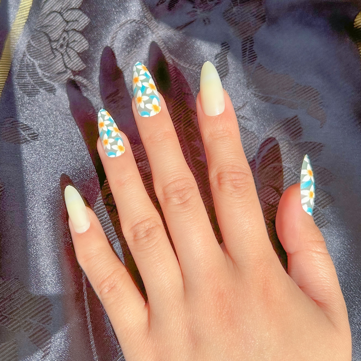 24 PCS PRESS ON NAIL TIPS ALMOND SHAPE WHITE FLOWER WITH BLUE LEAVES PATTERN full figure