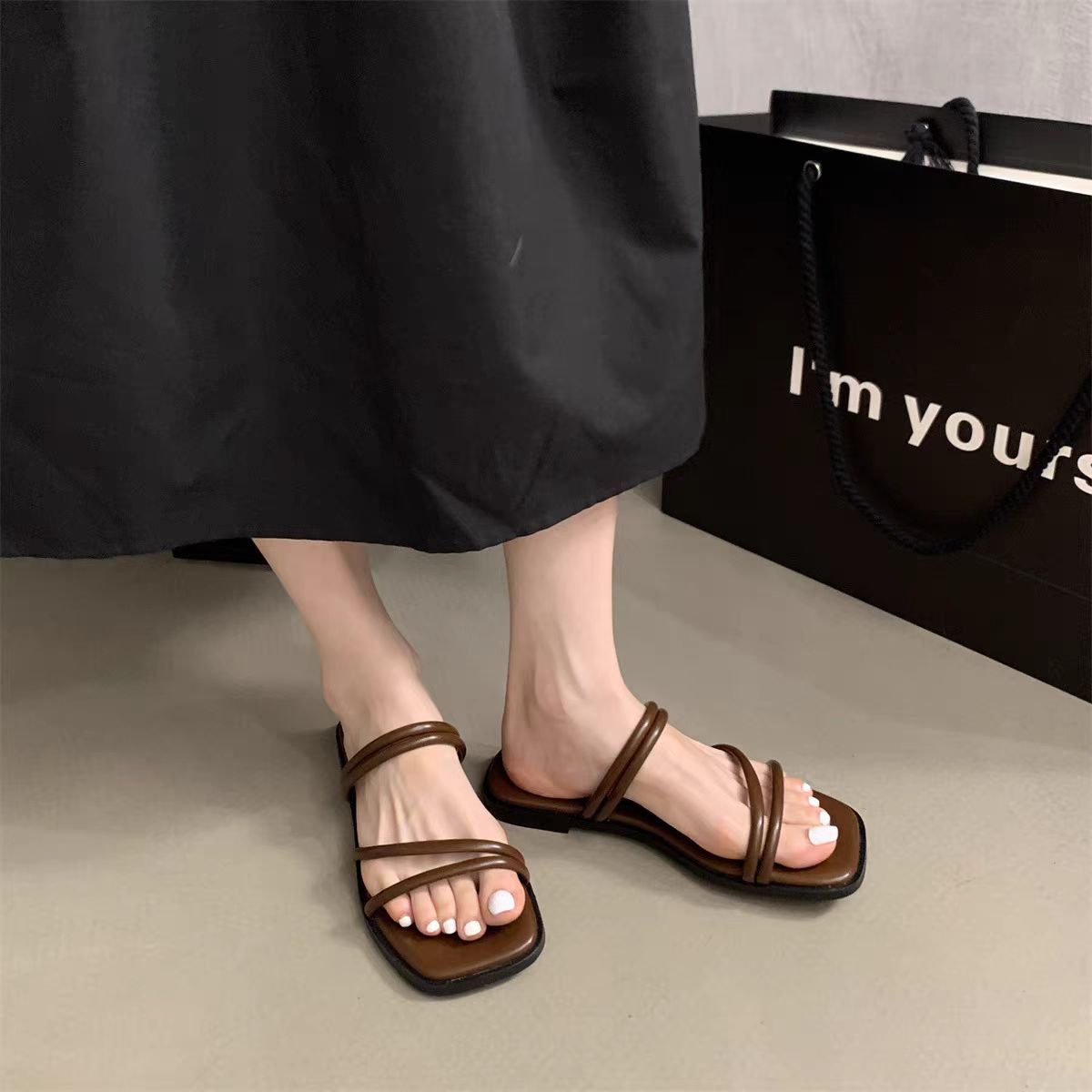New foreign trade French flip-flops for women to wear outdoors in summer, beach style Korean fairy retro thin band flat sandals Item Picture