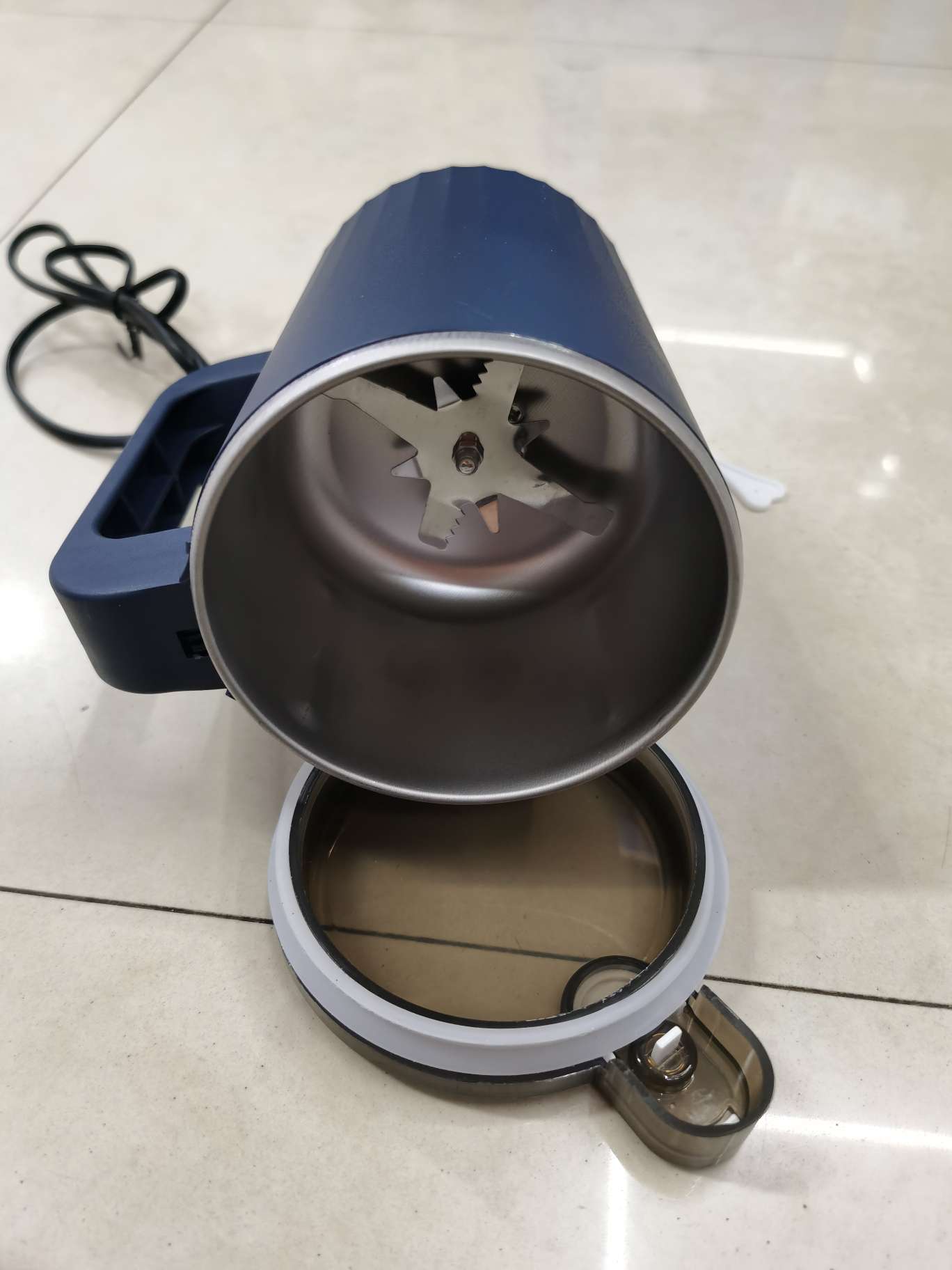 Grinding machine, small grinding mill, ultra-fine grinding machine, coffee and cereal crusher, blender, coffee bean grinding cup, kitchen utensils, magic bean maker, coffee bean grinder Specification drawing