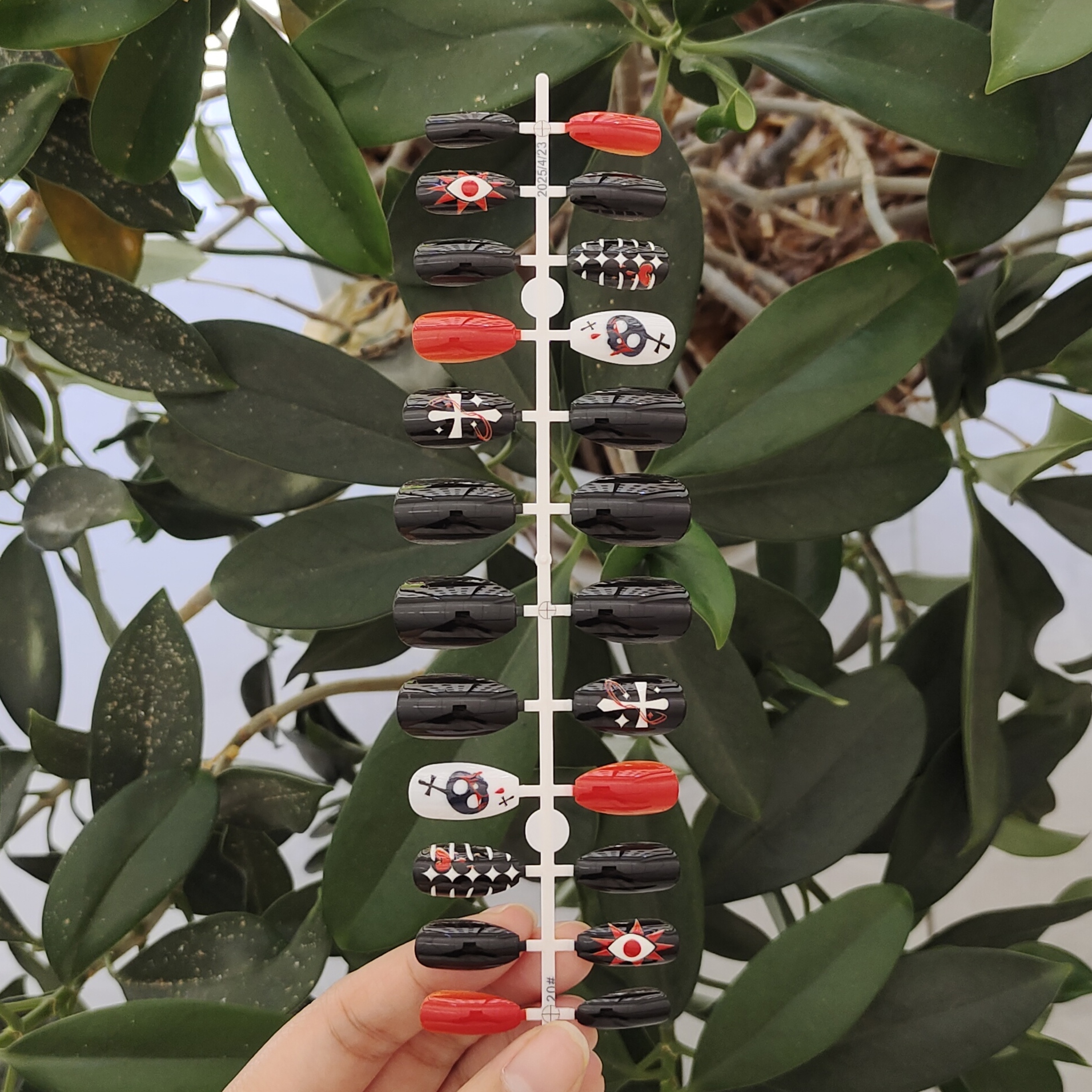 24 PCS PRESS ON NAIL TIPS SHORT COFFIN SHAPE BLACK AND RED COLOR full figure