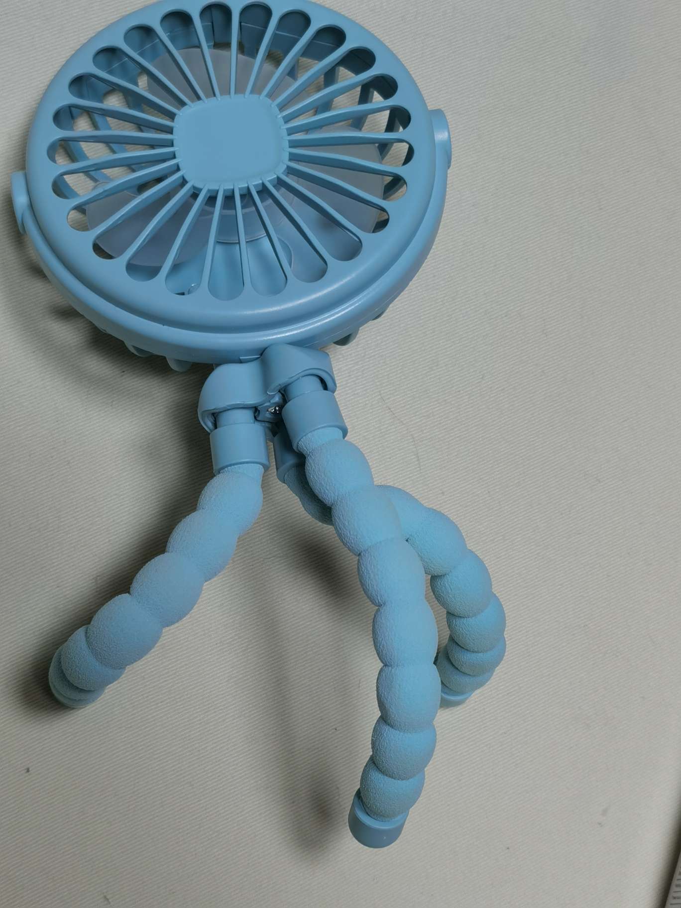 八爪鱼风扇手持USB迷你夜灯小风扇便携桌面充电电风扇风扇手持风扇小风扇迷你风扇挂脖风扇白底实物图