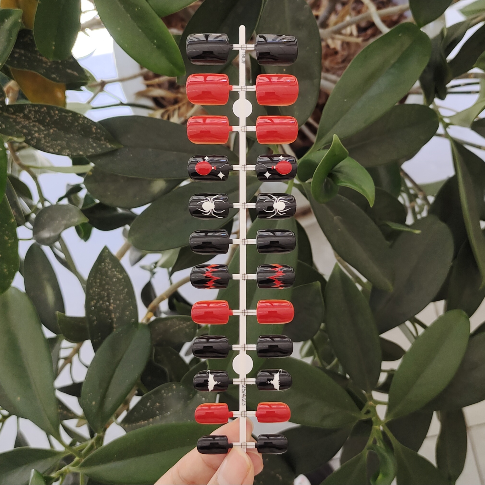 24 PCS PRESS ON NAIL TIPS SHORT COFFIN SHAPE BLACK AND RED COLOR full figure