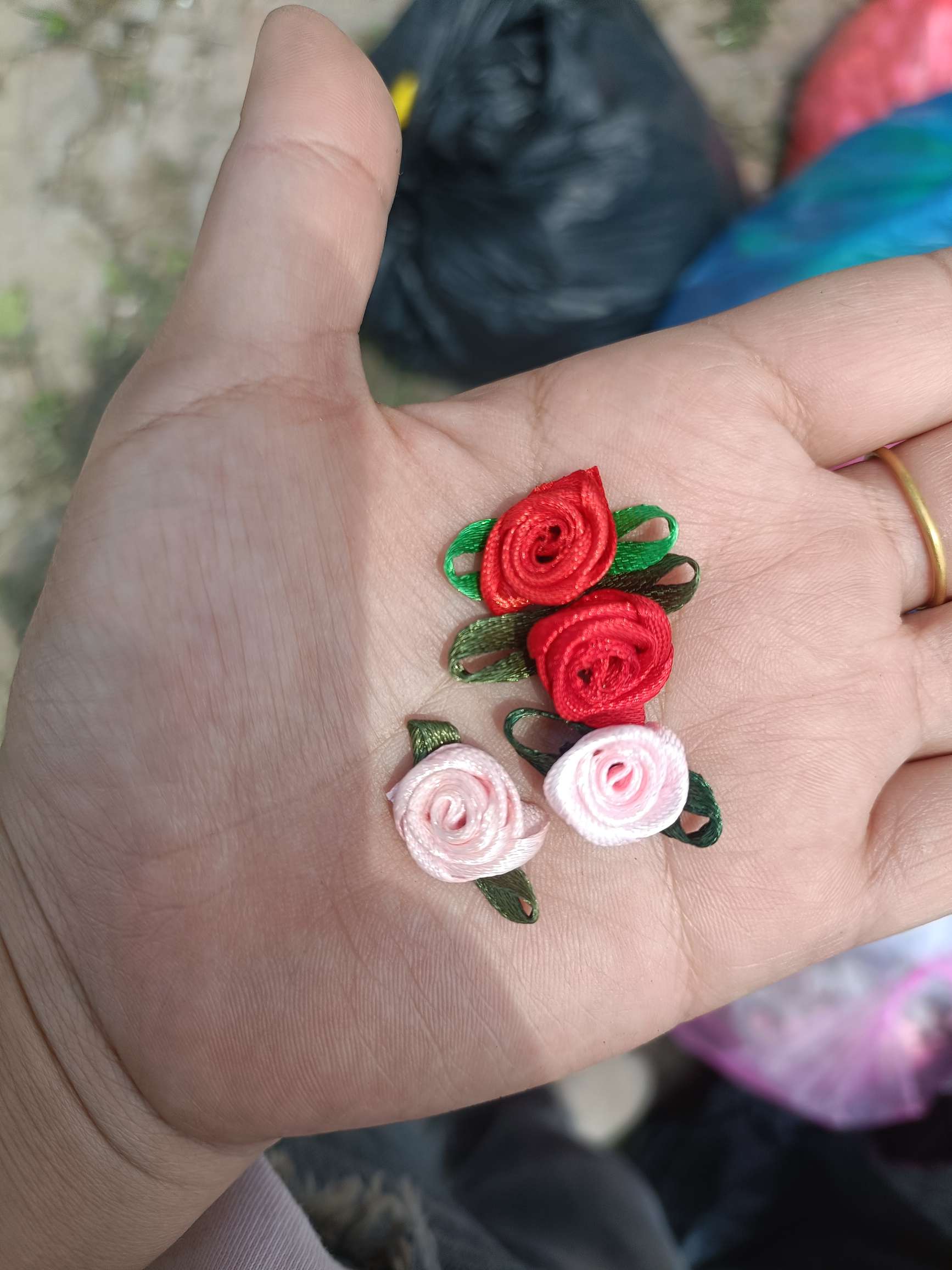 经典反手绿叶小玫瑰花