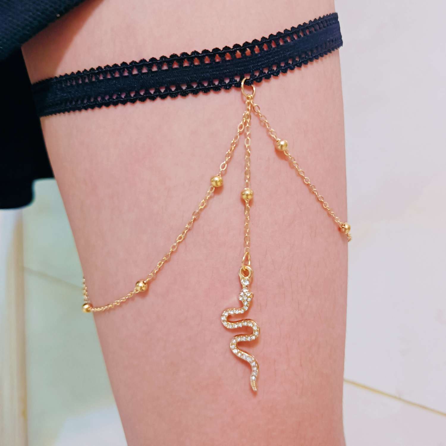 Amazon cross-border best-selling thigh chain, Ferris wheel design foot accessory, soft snake chain style foot chain, high-end accessory, fashionable and trendy women's jewelry Application Scenario