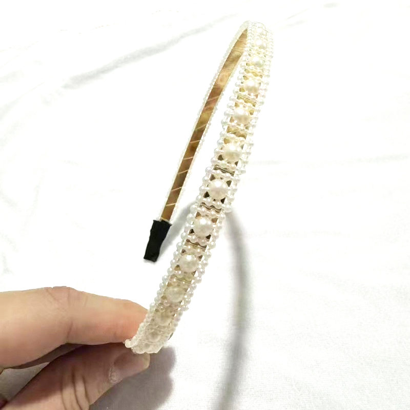 The hairband is a versatile choice for women when going out. The simple, sweet and fresh hair clip exudes the charm of Korean Internet celebrities. The pearl headband and hair band are extremely charming Specification image