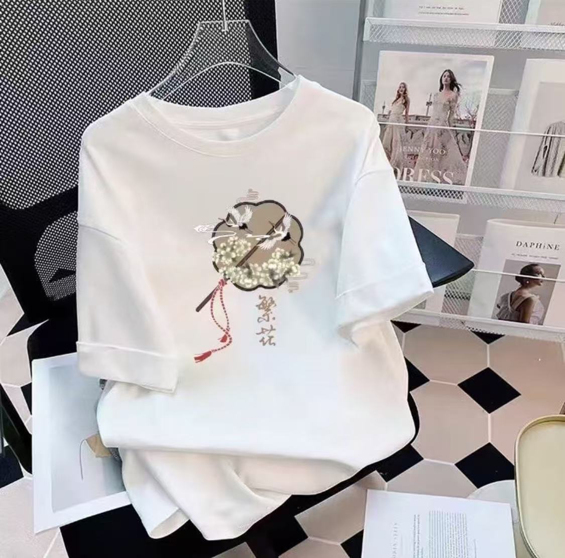 国潮重磅来200 克全棉配置大落肩短袖T重垂感简约不失时尚团扇印花国风