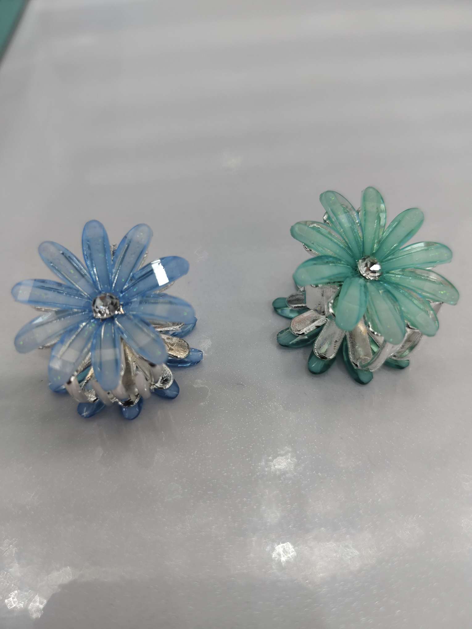 Hair accessories, headwear, hair clips, grippers, beautiful accessories, exquisitely handcrafted and cute. Hair accessories, grippers, safe and harmless to hair quality Application Scenario