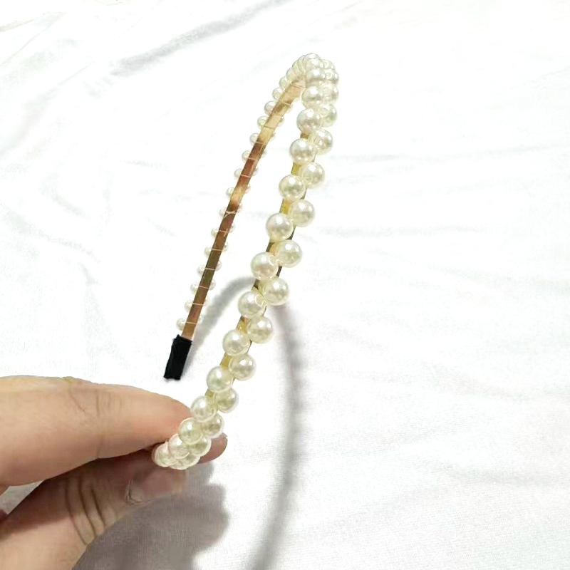 The hairband is a versatile choice for women when going out. The simple, sweet and fresh hair clip exudes the charm of Korean Internet celebrities. The pearl headband and hair band are extremely charming Item Picture