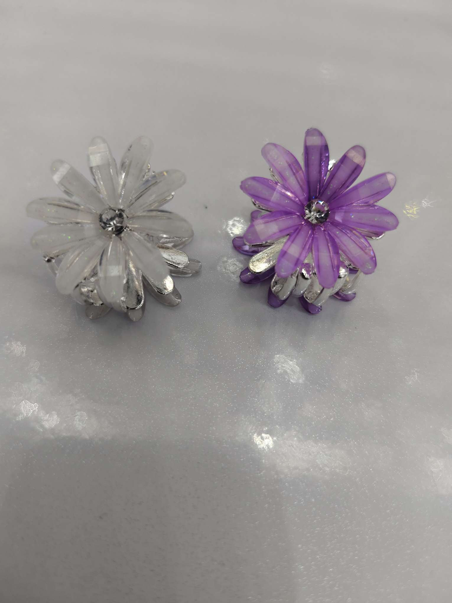 Hair accessories, headwear, hair clips, grippers, beautiful accessories, exquisitely handcrafted and cute. Hair accessories, grippers, safe and harmless to hair quality Item Picture