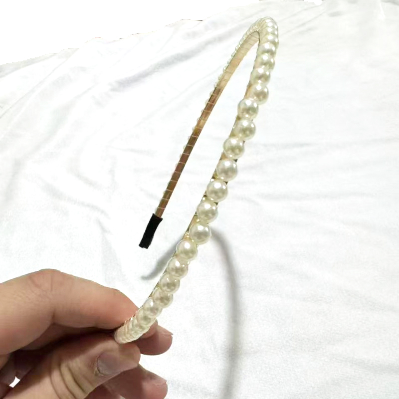 The hairband is a versatile choice for women when going out. The simple, sweet and fresh hair clip exudes the charm of Korean Internet celebrities. The pearl headband and hair band are extremely charming details Picture
