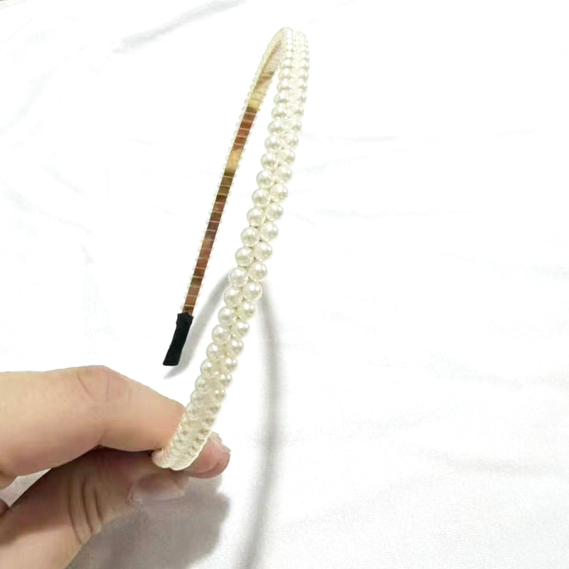 The hairband is a versatile choice for women when going out. The simple, sweet and fresh hair clip exudes the charm of Korean Internet celebrities. The pearl headband and hair band are extremely charming Application Scenario
