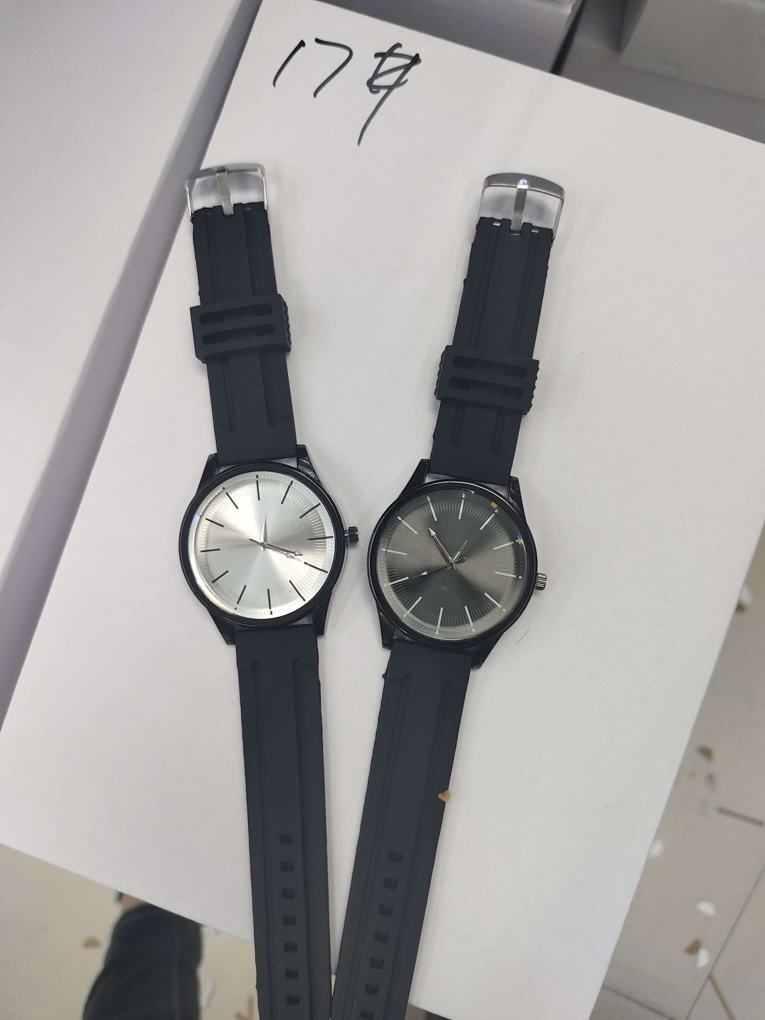 The exquisite and fashionable magnetic watch for women is cute Specification image