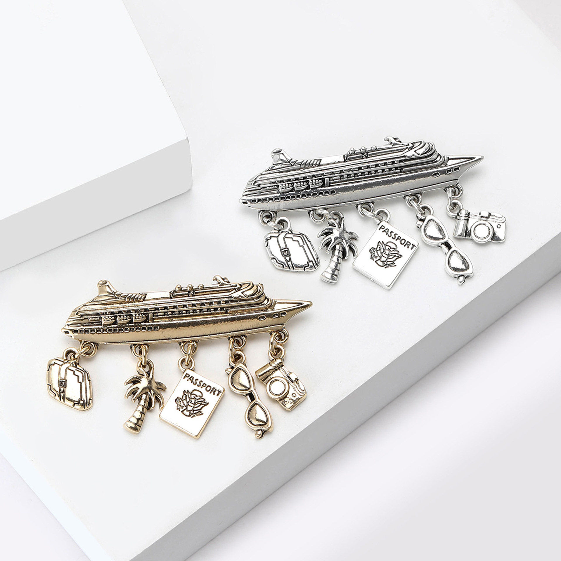 New retro alloy ship pendant brooch, simple and versatile, artistic men's and women's suit shirt brooch accessory pin Application Scenario