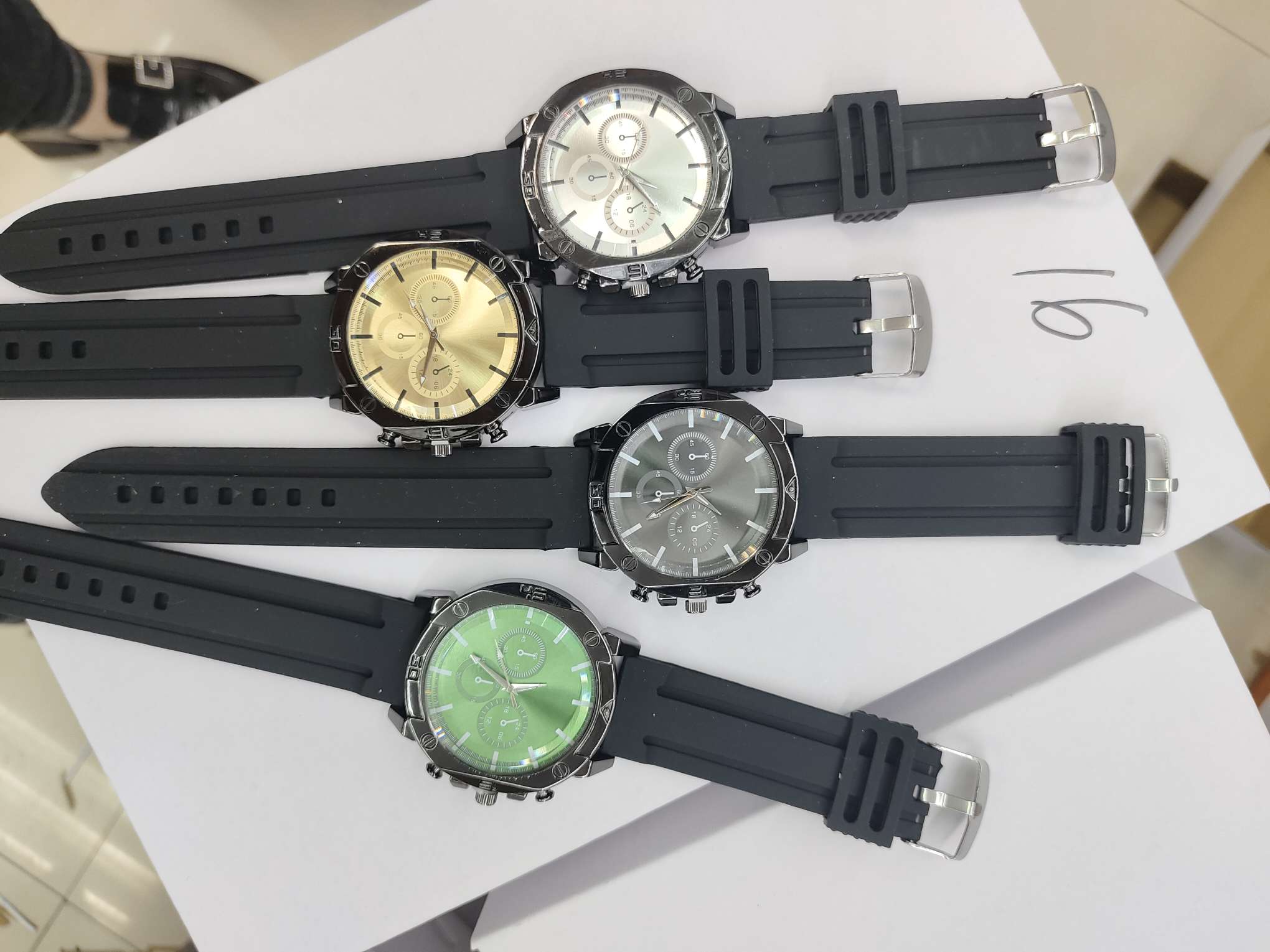 Premium fashion watch, adult watch, four-color large dial metal watch Application Scenario