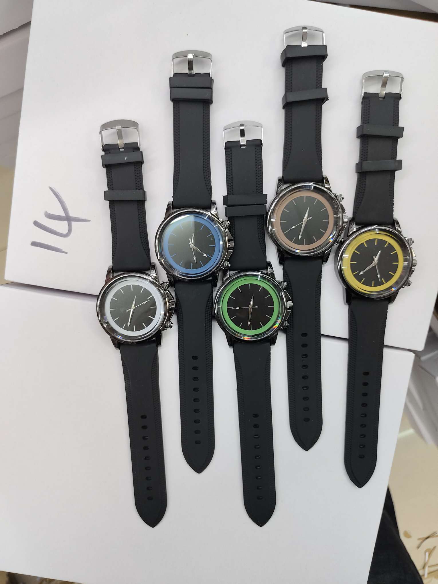 Trendy and fashionable leather strap casual sports men's quartz watch Item Picture