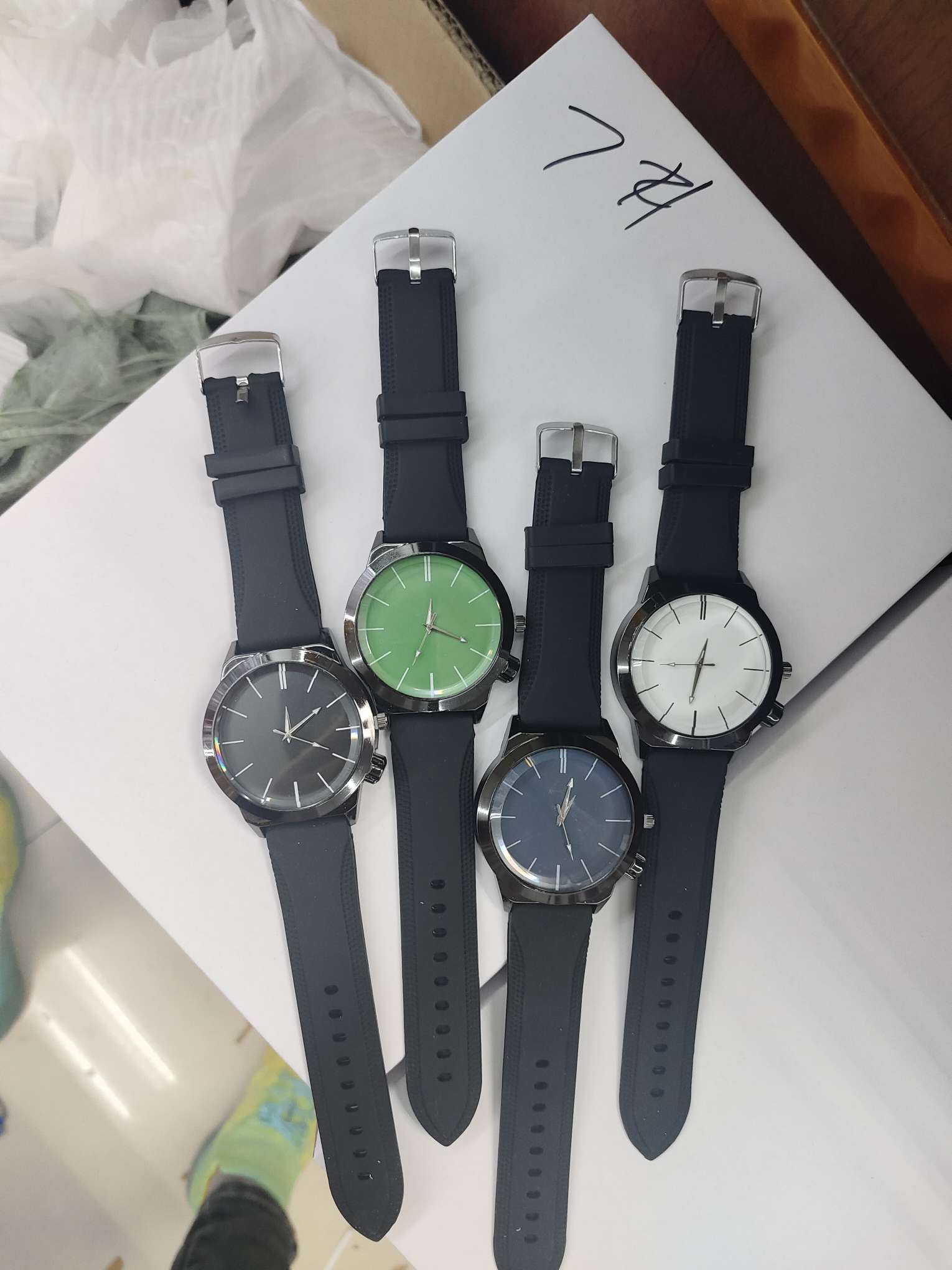 Trendy and fashionable men's quartz watches and adult watches Application Scenario