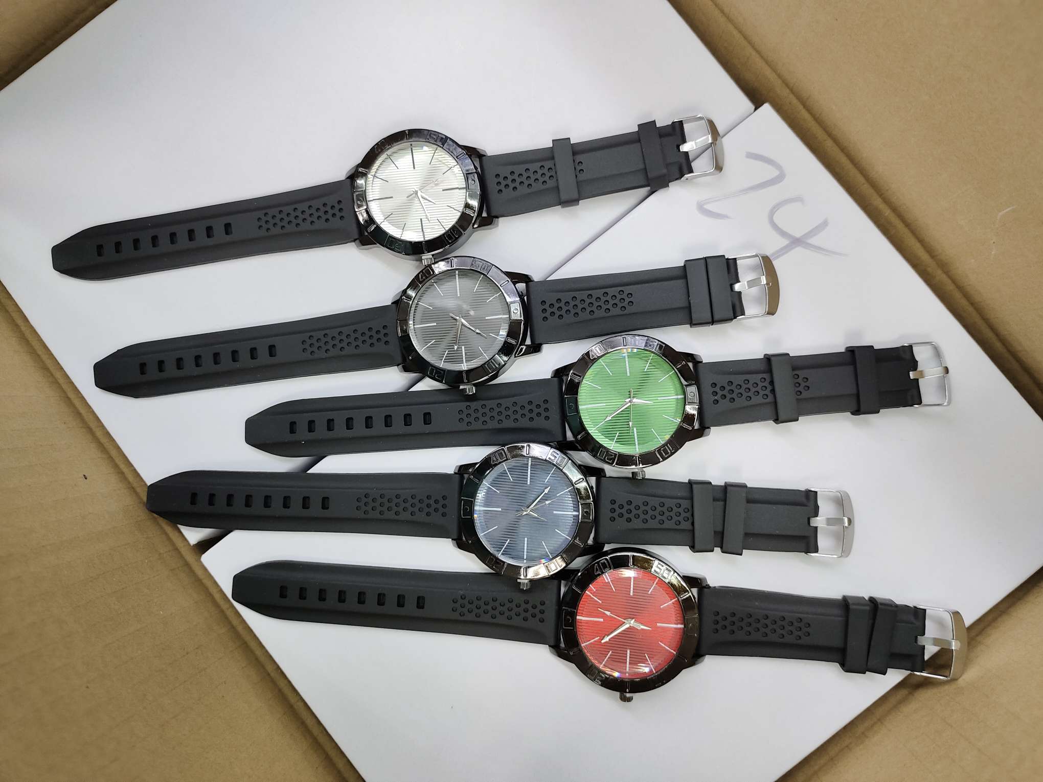 Trendy and fashionable men's silicone casual and fashionable sports watch quartz watch Item Picture