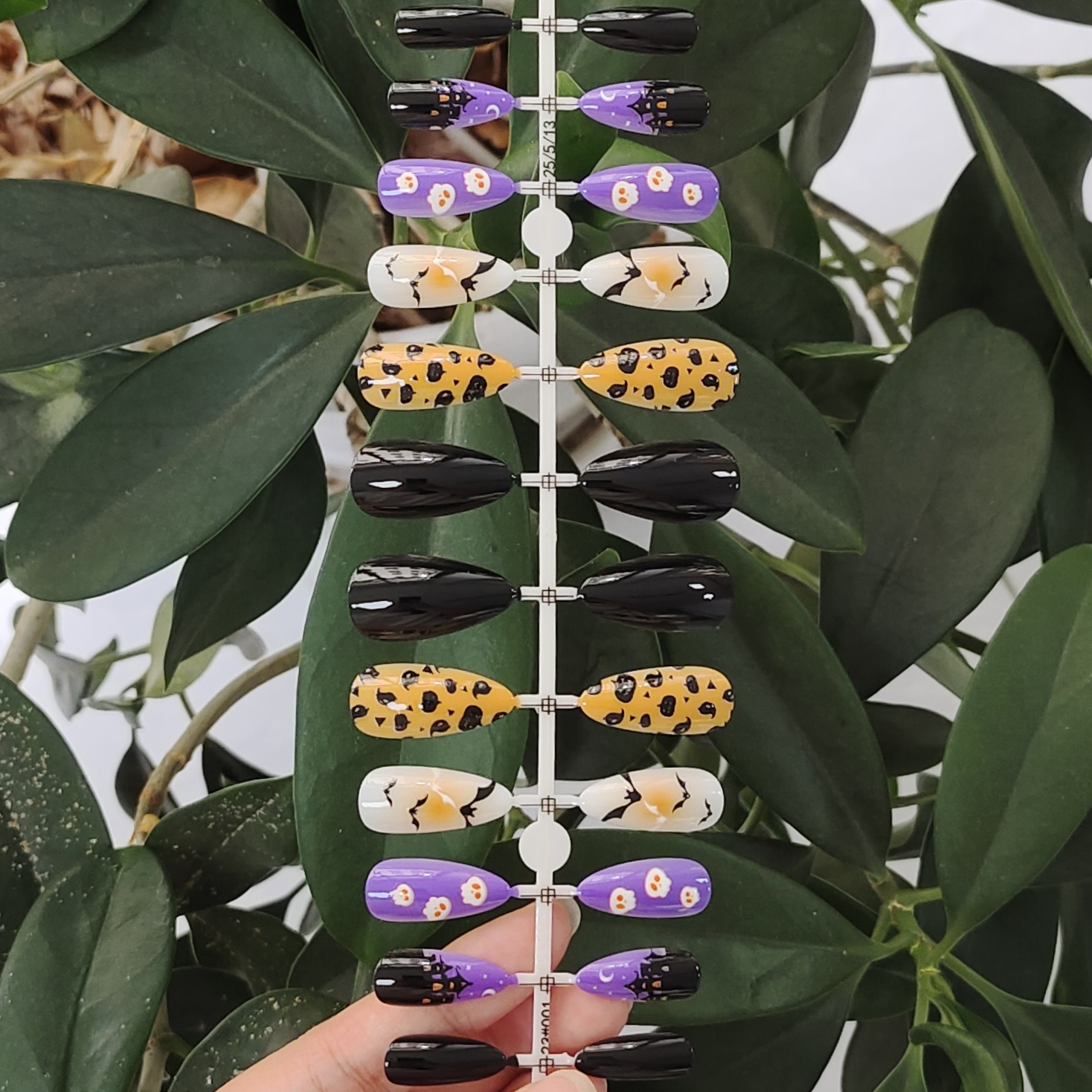 24 PCS PRESS ON NAIL TIPS ALMOND SHAPE PUMPKIN SKULL AND BAT PATTERN full figure
