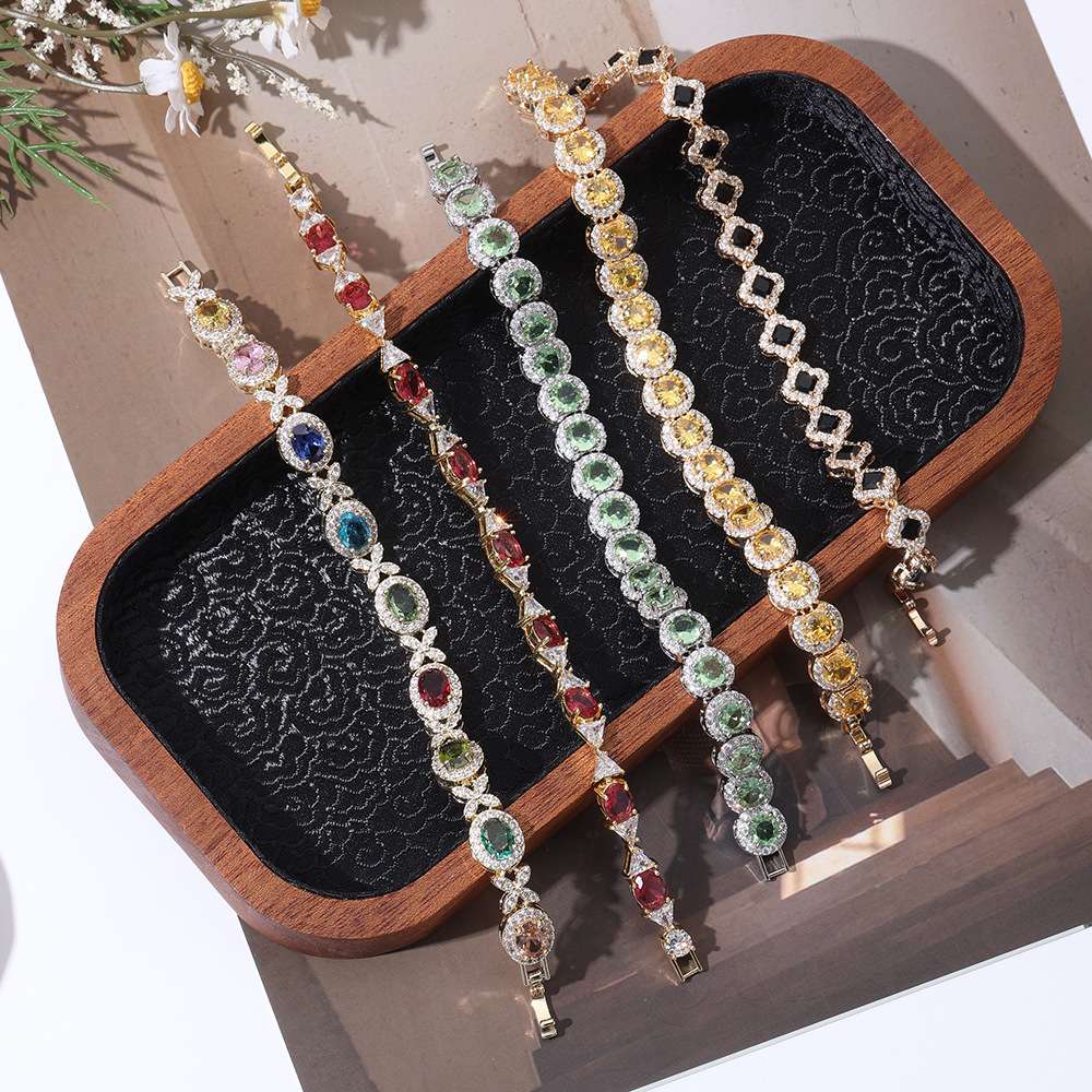 Diamond-encrusted bracelet 2025 new style for women, light luxury, retro, versatile, exquisite, niche design, high-end, fashionable and elegant jewelry