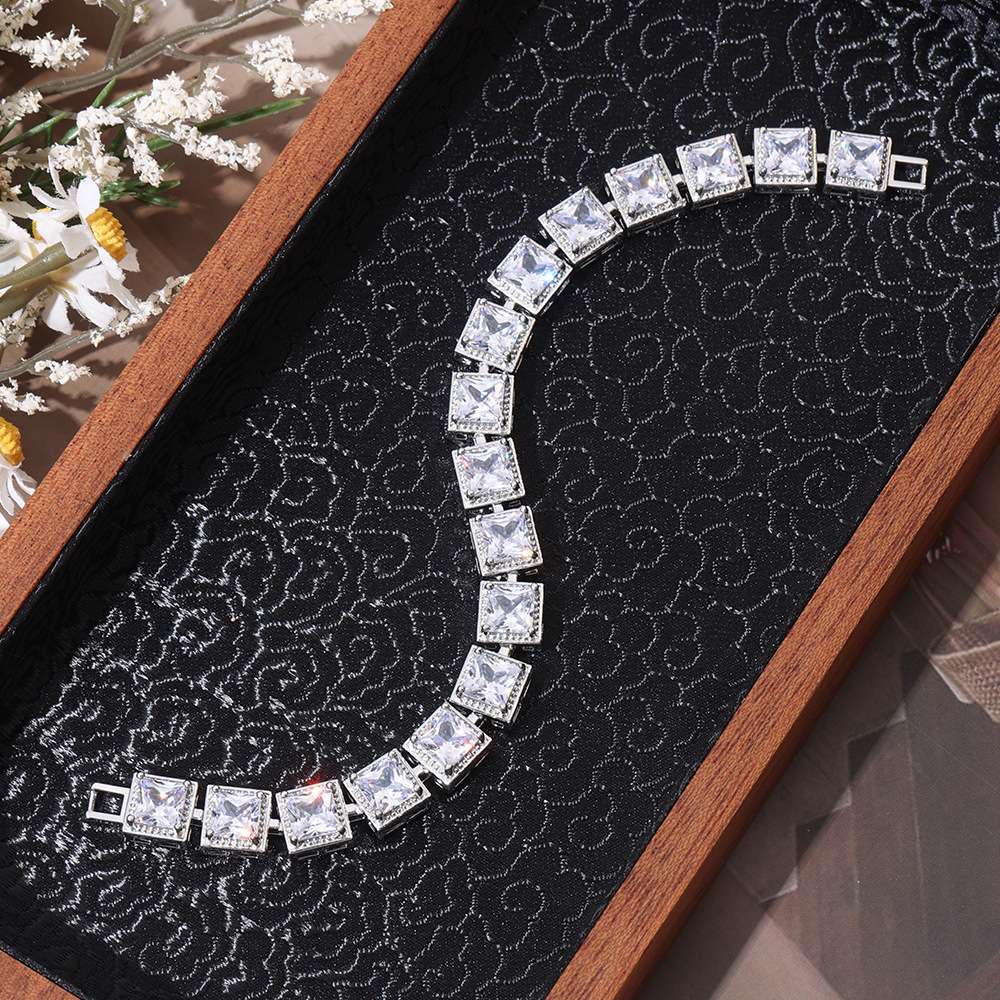 Diamond-encrusted bracelet 2025 new style for women, light luxury, retro, versatile, exquisite, niche design, high-end, fashionable and elegant jewelry detail image 5