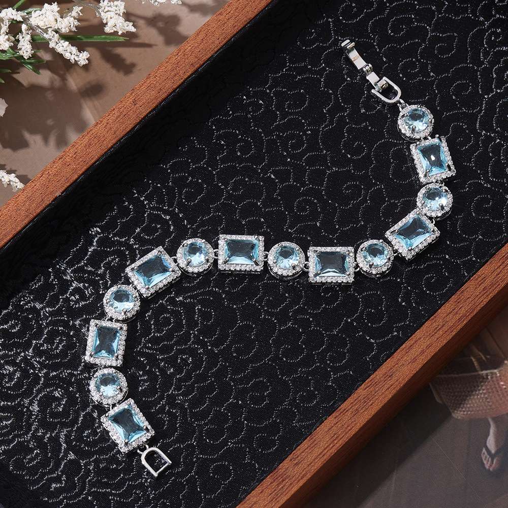 Diamond-encrusted bracelet 2025 new style for women, light luxury, retro, versatile, exquisite, niche design, high-end, fashionable and elegant jewelry Specification image